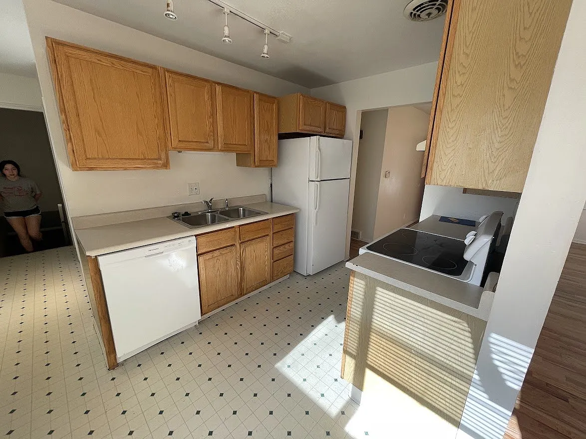 5 bed, 2.5 bath, 2214 sqft, $3,650 — Photo 4