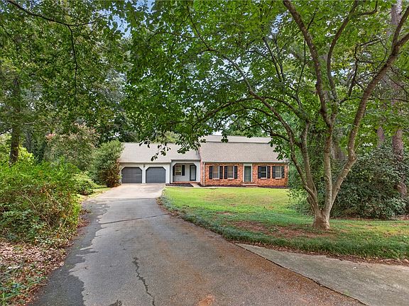 3rd image of 111 Lakeview Cir