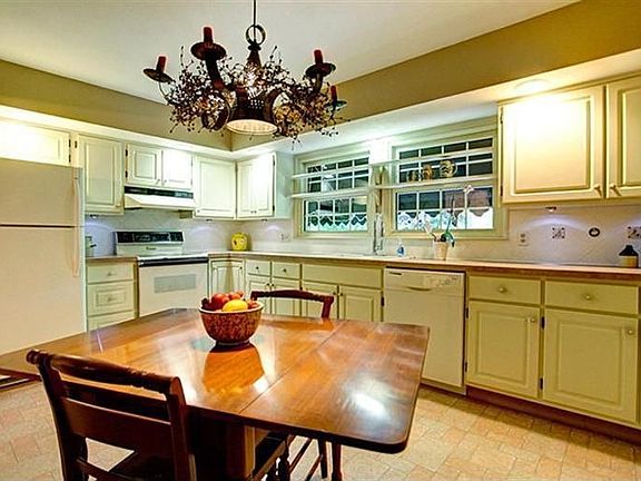 2nd image of 3032 Dahlia Dr