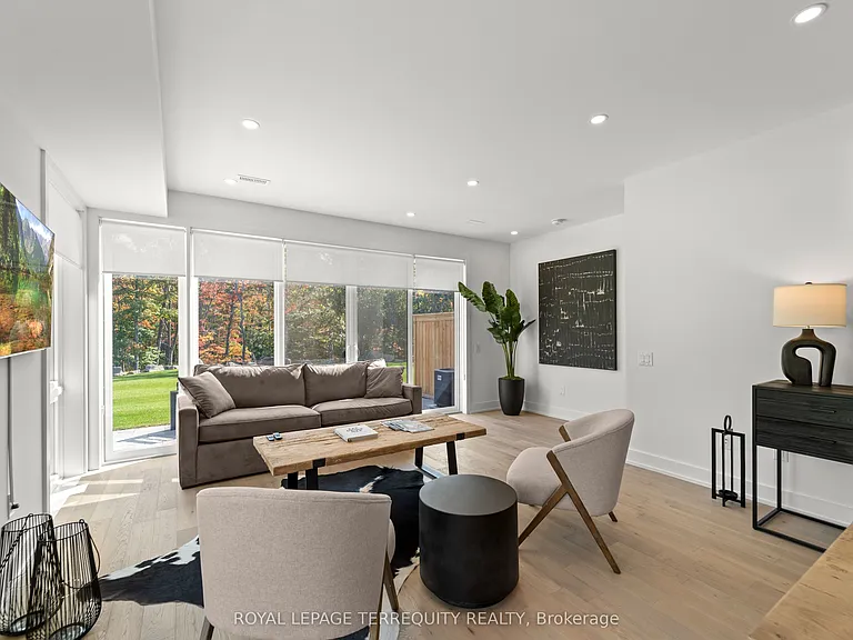 35 Rockmount Cres — Photo 13