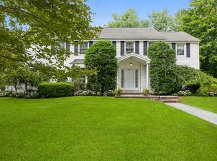 11 North Dr, Great Neck, NY 11021