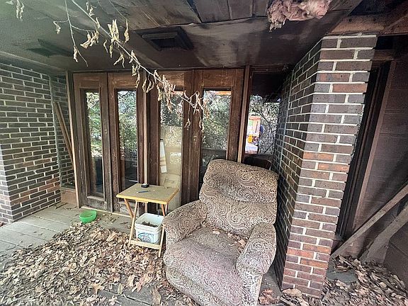 4th image of 2905 N Divis Ave