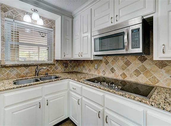 5th image of 301 NW Parkwood Pl