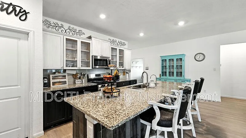 4 bed, 3.0 bath, 2381 sqft, $2,100 — Photo 3