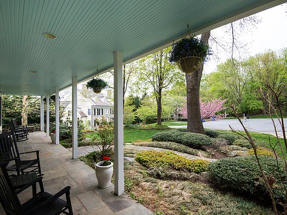 Peaceful Cul-de-Sac View