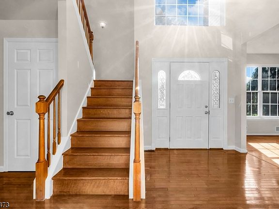 5th image of 10 Sutton Ct