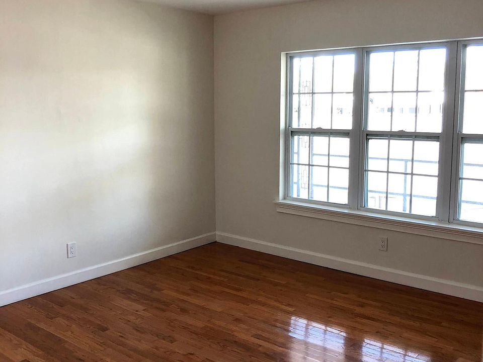 1st image of 415 17th Ave N #1egprs639