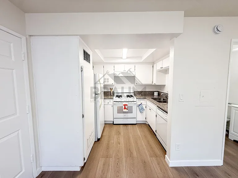 5245 RIVERTON AVE. — Photo 5