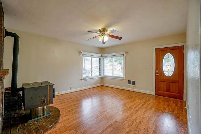 944 Dale St — Photo 20