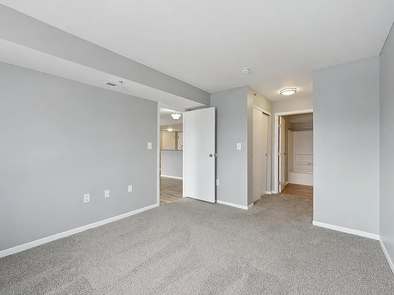Somerset Place Apartments — Photo 16