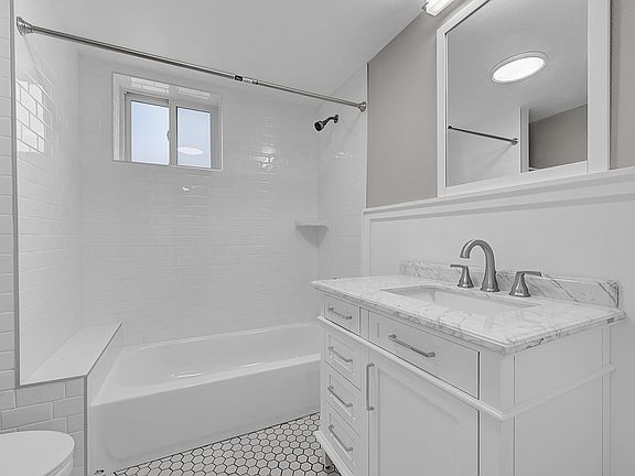 5th image of 1576 N Meade St #B