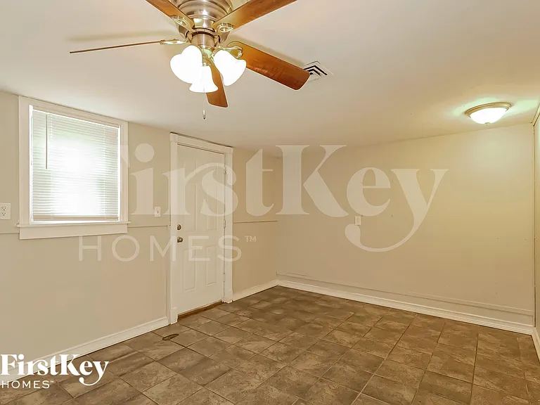 4411 NE 49th Ter — Photo 11