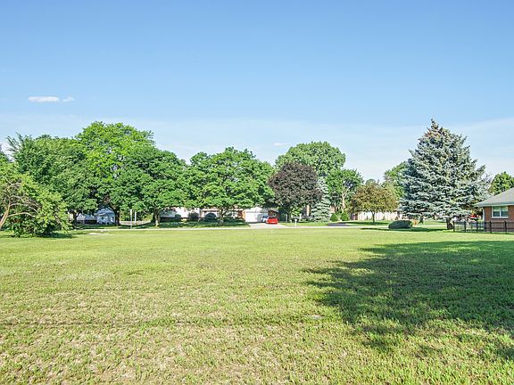 4th image of 401 Lexington Dr