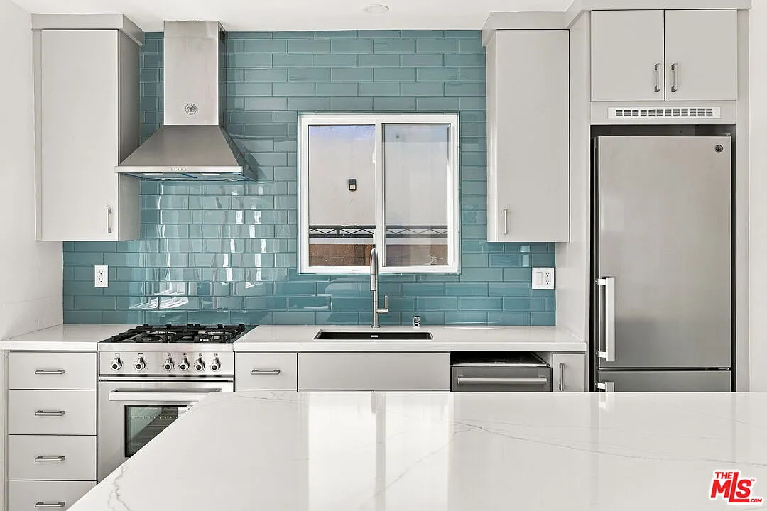 2 bed, 1.5 bath, $6,975 — Photo 2
