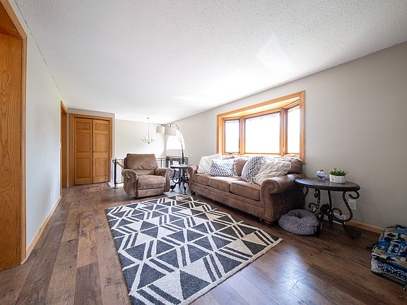 3rd image of 8618 Wildwood Ave