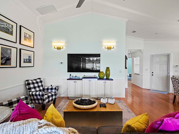 4th image of 239 SW Lake Forest Way