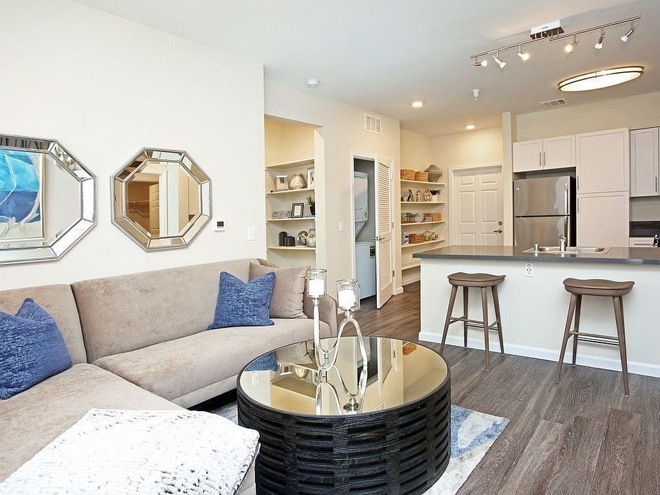 2nd image of 320 W 39th St #8B