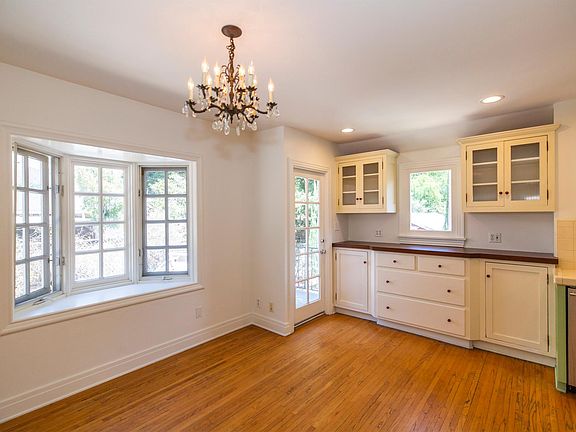 Spacious diningroom with lots of storage