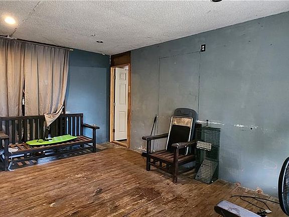 3rd image of 7101 Queens Dr