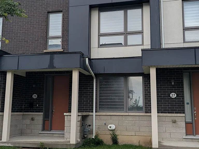 29 Adam Sellers St E — Photo 1