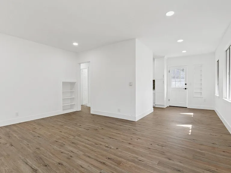 2432 Belmont Ave — Photo 4