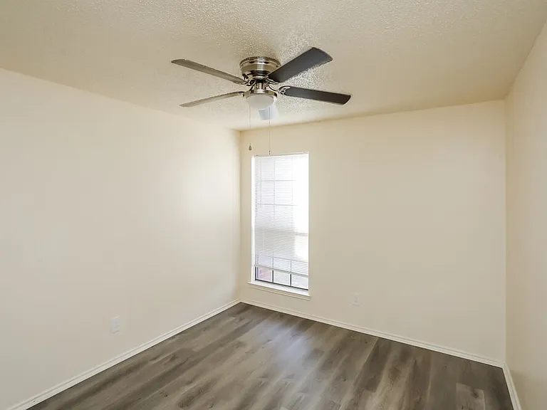 916 Richards Dr — Photo 11