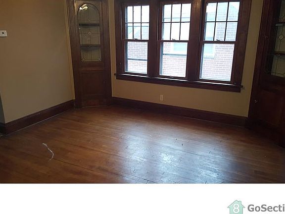 3rd image of 832 Hoover Ave #2