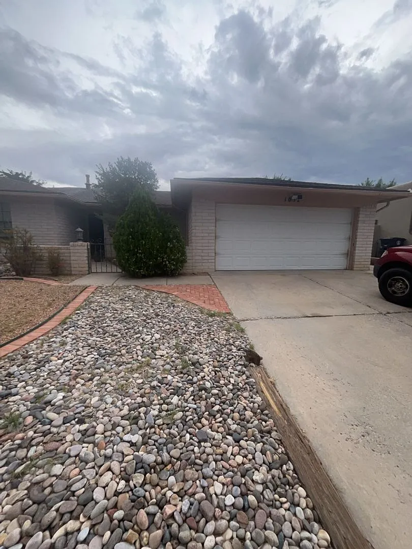 3 Bedroom, 2 Bathroom Home! Schedule a Showing! — Photo 1