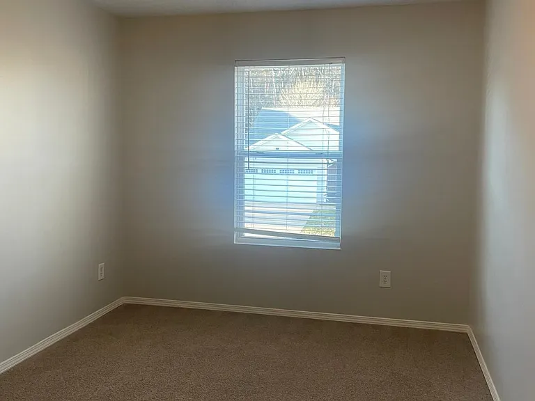 2722 Sutherland Dr — Photo 16