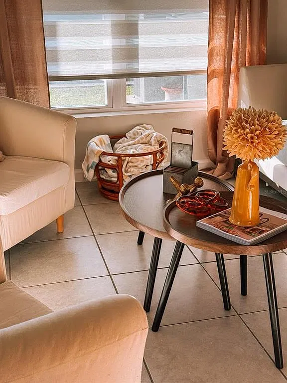 3 bed, 2.0 bath, 1413 sqft, $2,200 — Photo 2
