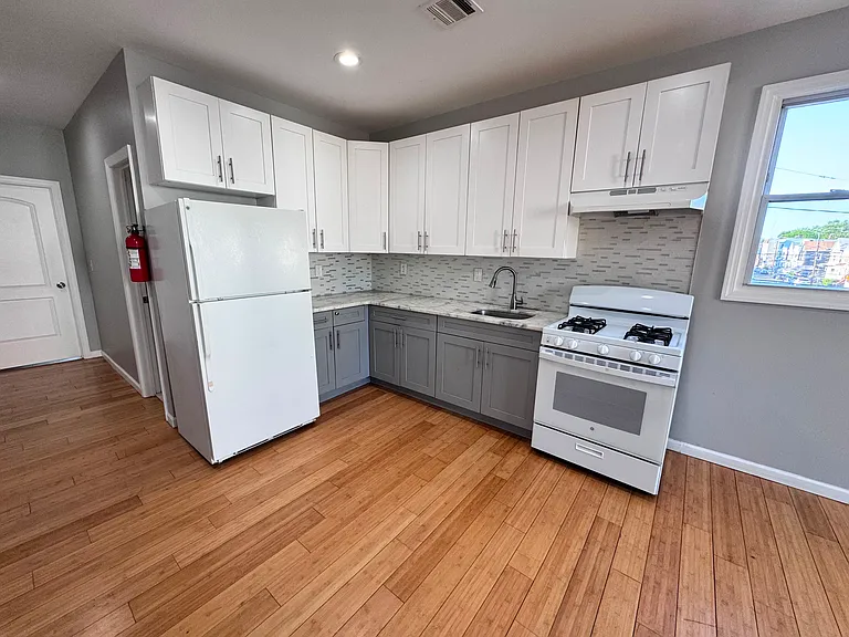 229 21st St #G2 — Photo 1