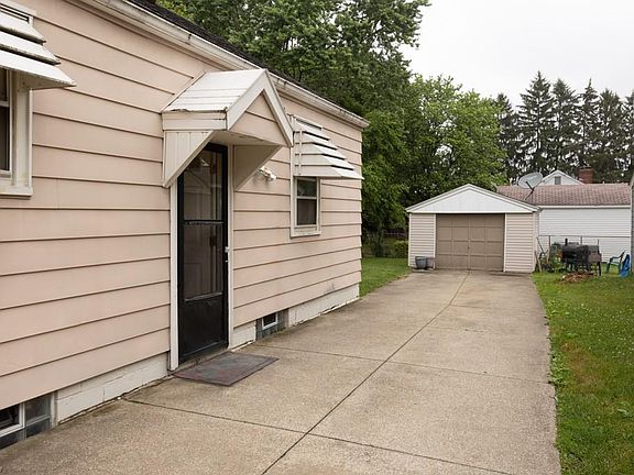 2nd image of 815 Marie Ave