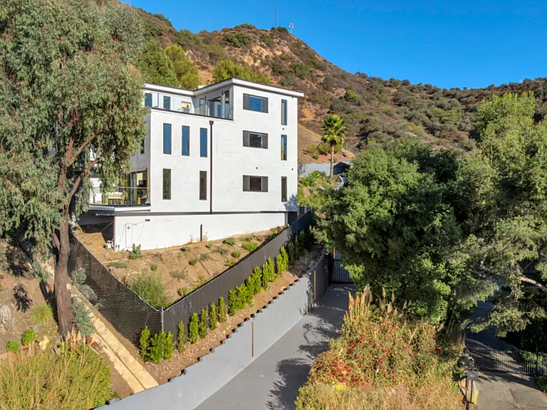 7966 Mulholland Dr — Photo 64
