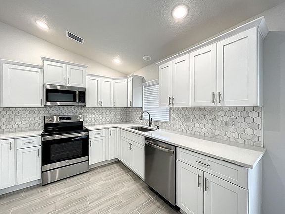 4th image of 415 Petteway Dr