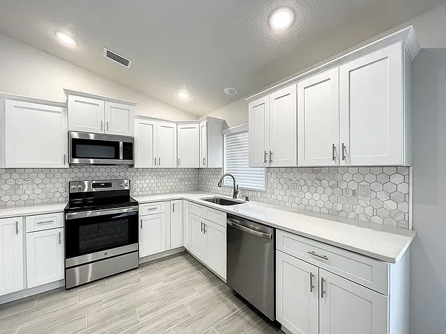 415 Petteway Dr — Photo 4