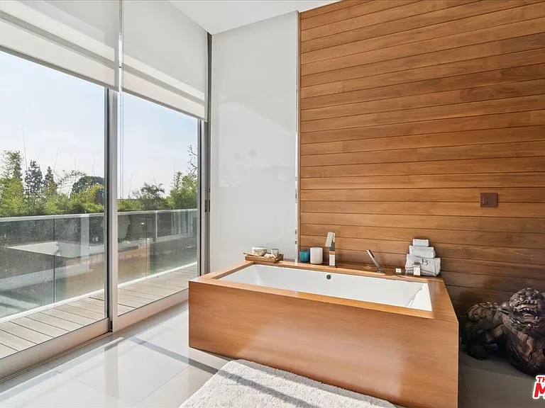 1232 Sunset Plaza Dr — Photo 33