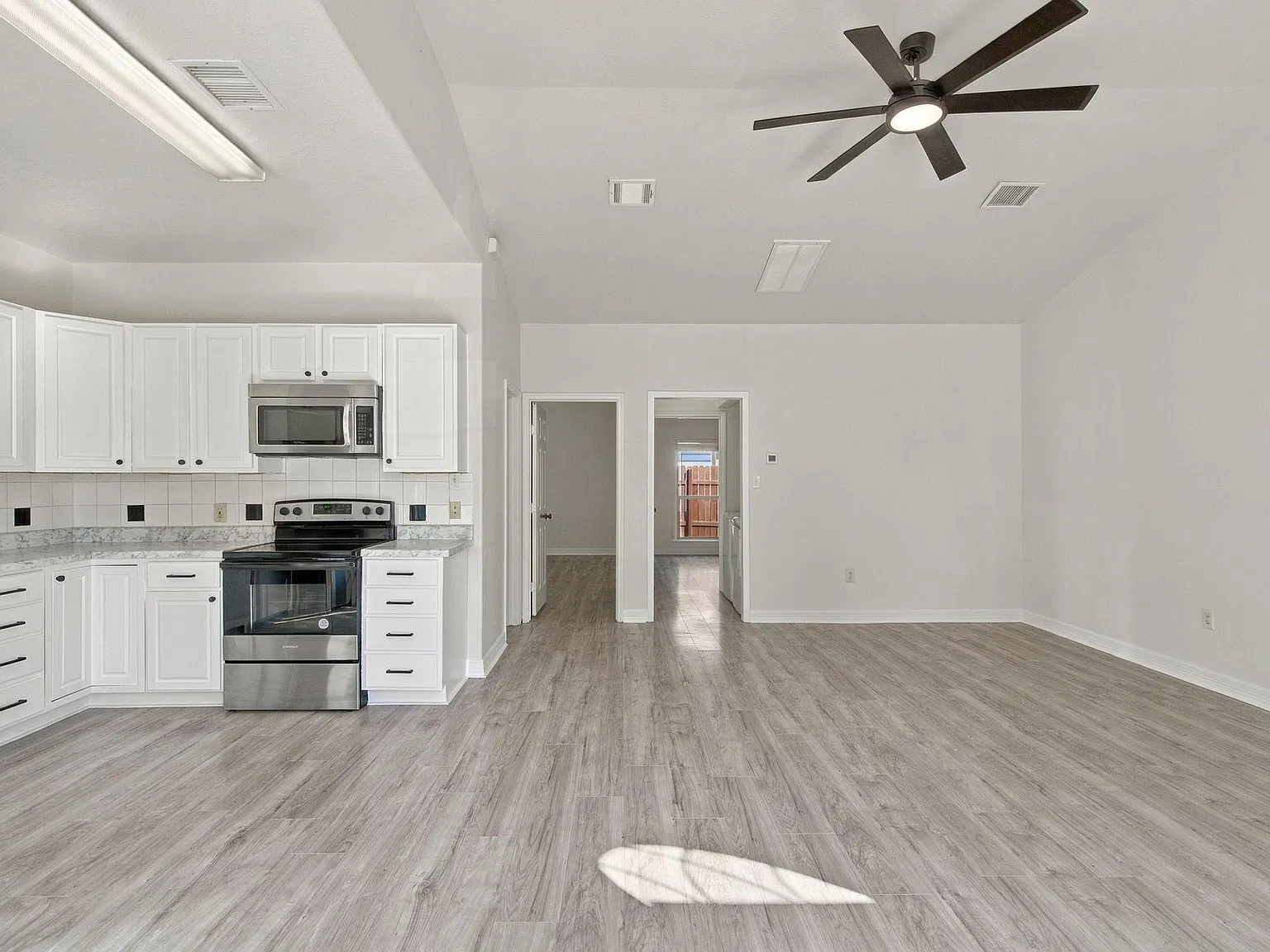 2 bed, 1.0 bath, 950 sqft, $1,350 — Photo 3
