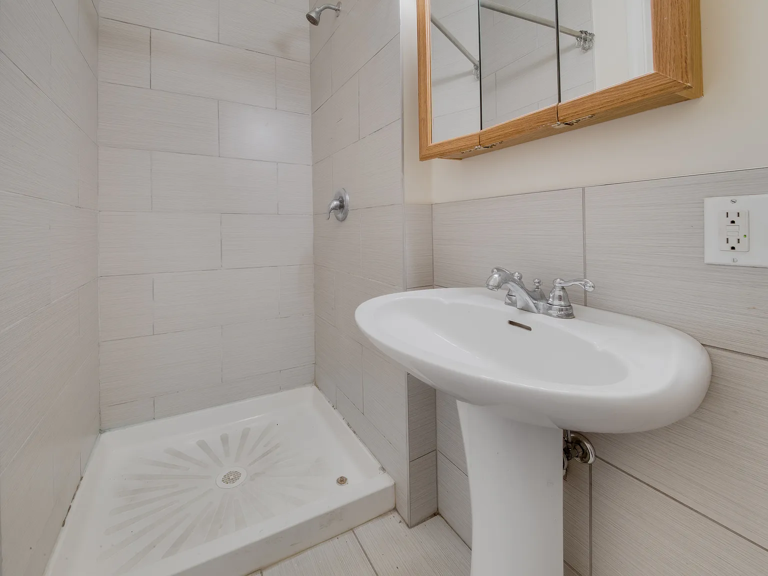 4 bed, 2500 sqft, $3,250 — Photo 3