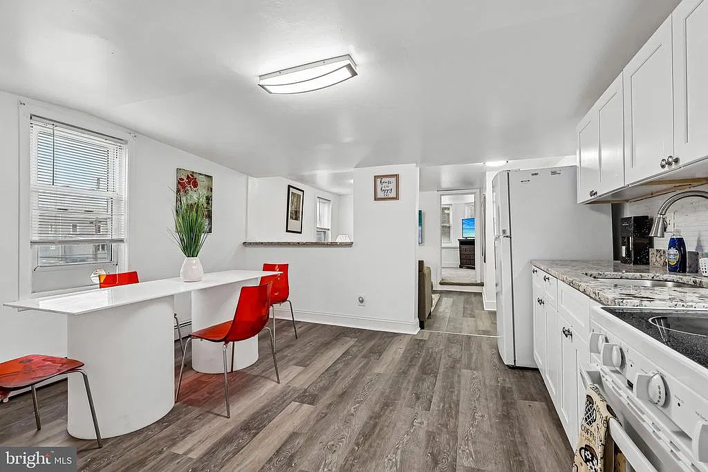 4 bed, 1.0 bath, 1055 sqft, $2,600 — Photo 3