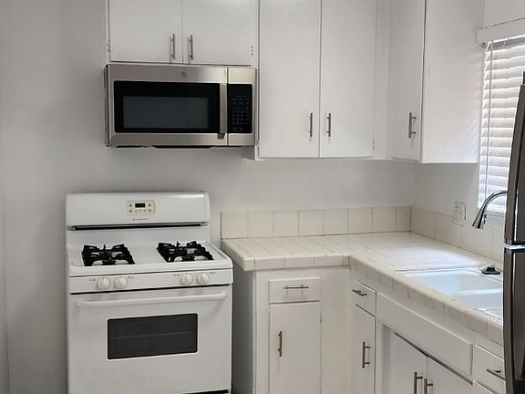 3rd image of 1917 Vanderbilt Ln