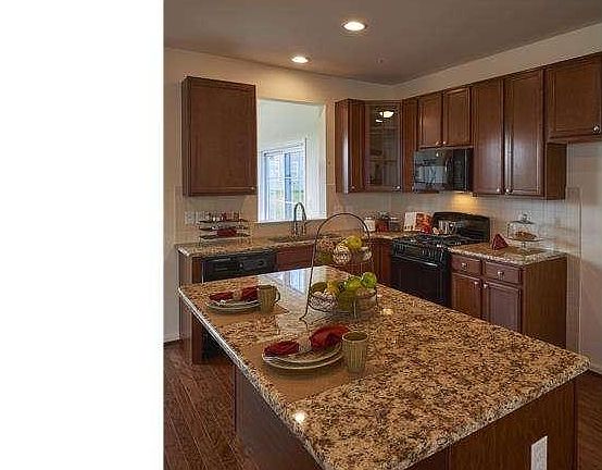 4th image of 2675 Iris Ln
