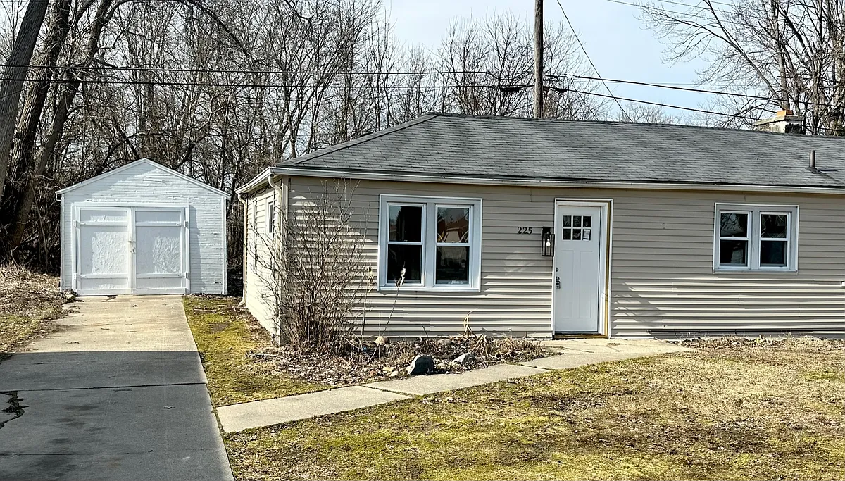 Building Photo - 225 Rural St #1