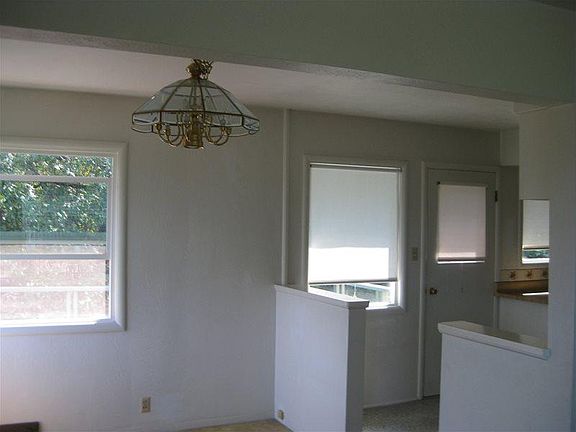 5th image of 670 Glenwood Dr