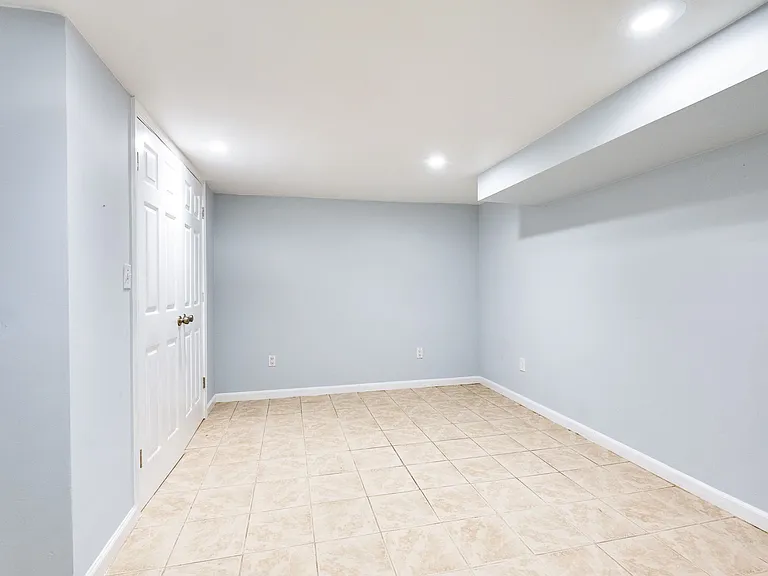 2419 Sheridan St — Photo 3