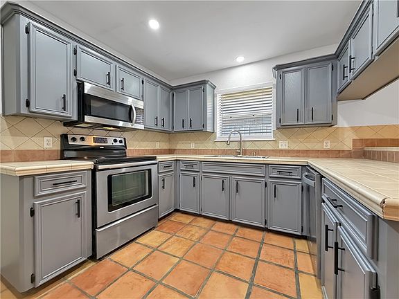 3rd image of 4214 Valley Cir