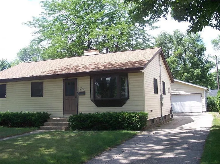 211 Couden Ave photo 1