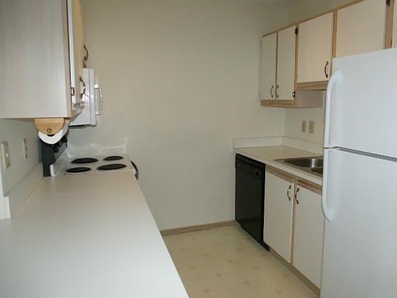 5th image of 255 Residence Dr