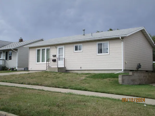1216 5th St SW, Minot, ND 58701
