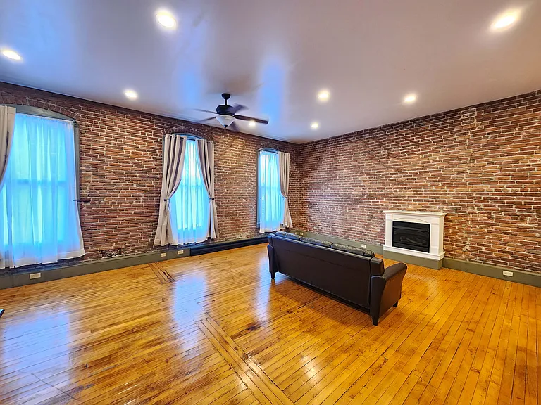 175 Front St #2 — Photo 2