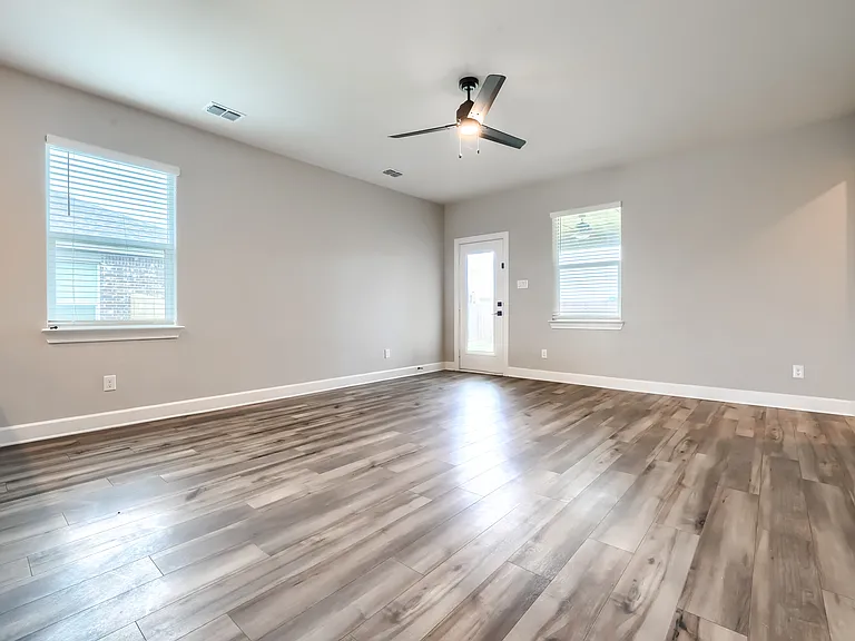 909 Emerson Dr — Photo 14
